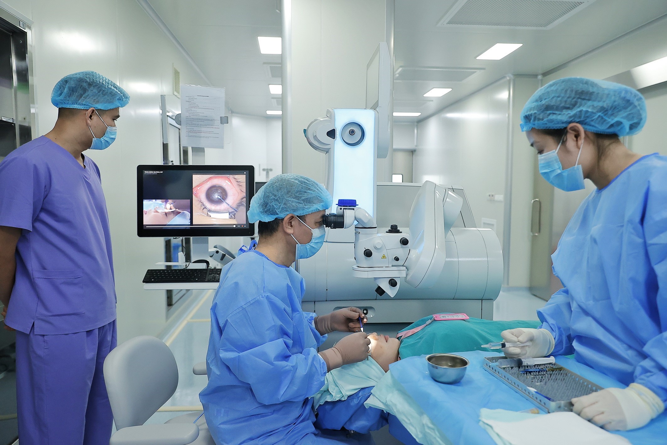 Hệ thống máy Visumax 800 mổ SMILE Pro phẫu thuật cận thị cho bệnh nhân giúp giảm hơn 80% tình trạng khô mắt so với LASIK truyền thống; thị lực có thể hồi phục rõ rệt sau 1–3 ngày. (Ảnh: Minh Quyết/TTXVN)